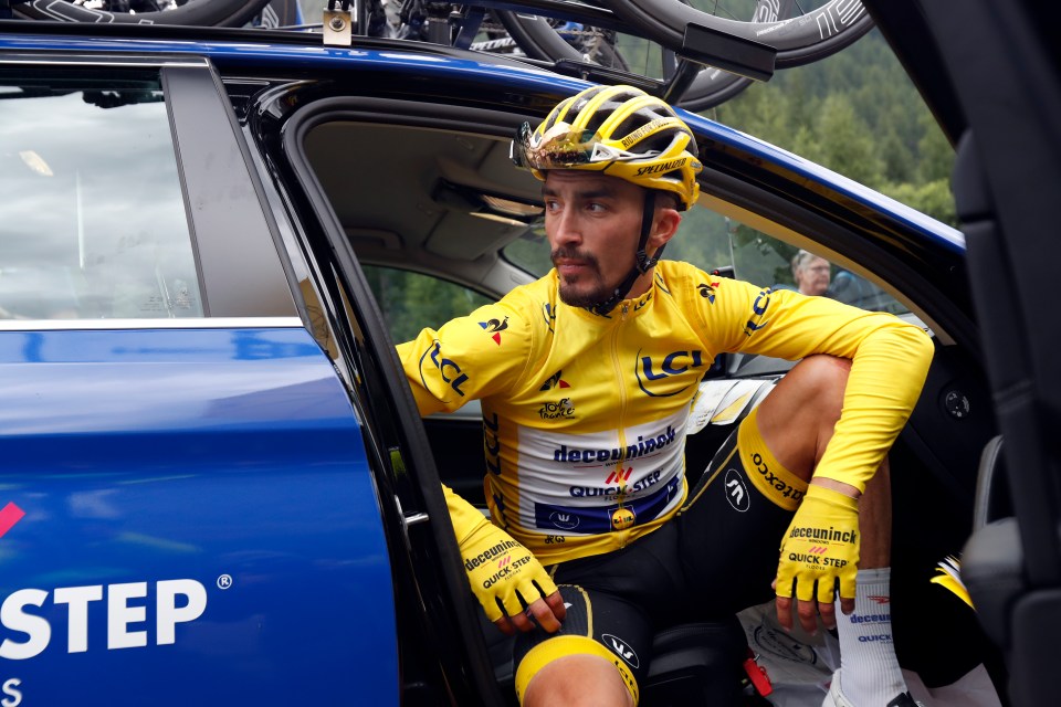  Frenchman Julian Alaphilippe lost the Yellow Jersey in incredible circumstances