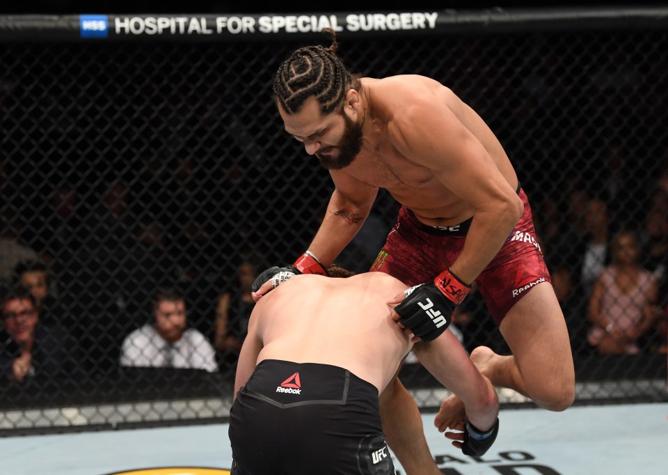 As the bell went for the opening round former street fighter Masvidal flew across the cage connecting with a flying knee to Askren’s skull