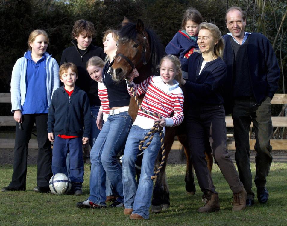  Ursula with her seven children and husband in 2005