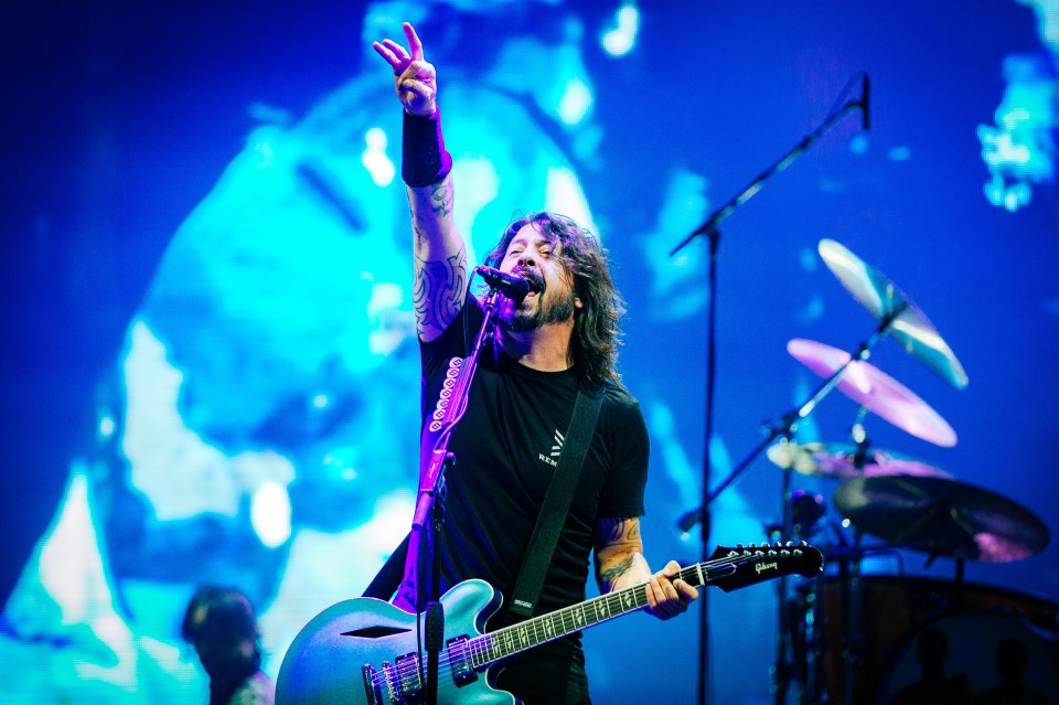  Dave Grohl entertaining the crowd as he always does