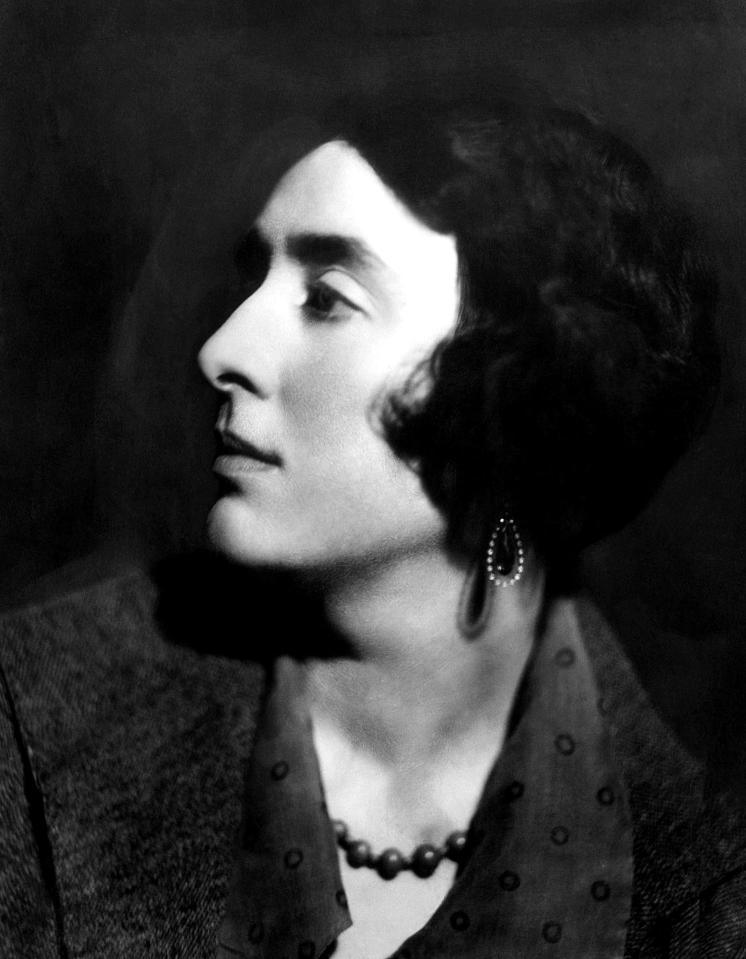  Vita Sackville-West (1892-1962) English poet, novelist, and diarist was a baron's daughter and married mum who nonetheless had multiple affairs with women