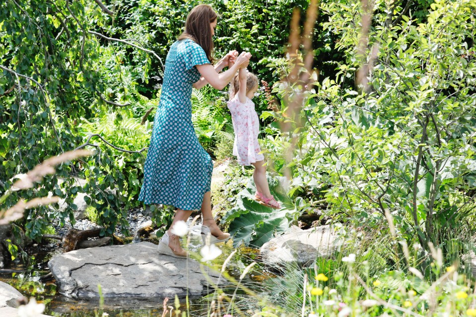  Kate Middleton enjoys her garden at the Hampton Court Flower Show in 2019