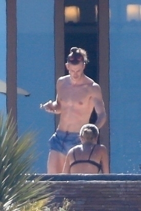  Gareth Bale enjoys the Mexican sunshine on holiday with his fiancee and children