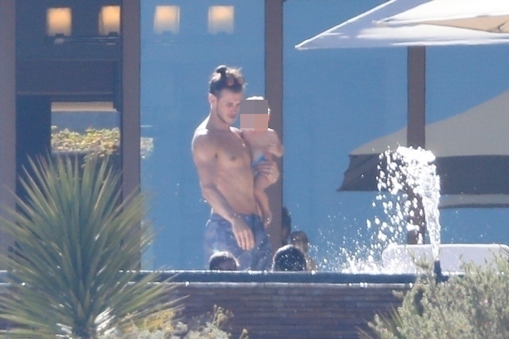  Gareth Bale relaxes by a pool in the southern Mexican resort of Cabo San Lucas