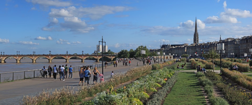  Bordeaux boasts beautiful nature which runs alongside the River Garonne