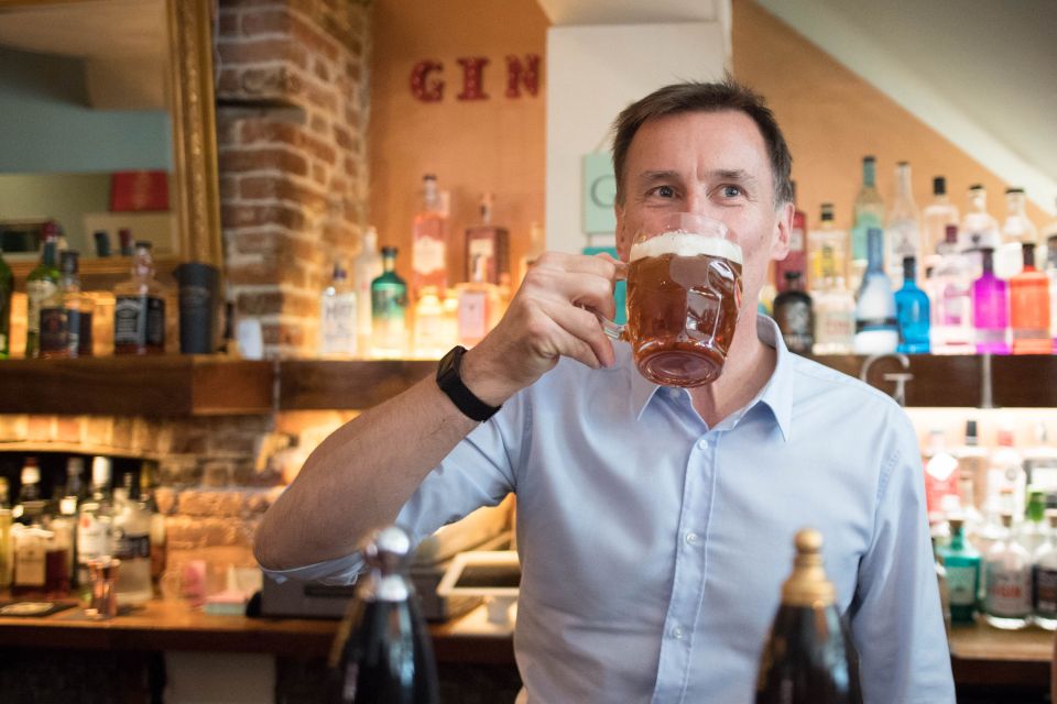  Jeremy Hunt enjoying a pint on the campaign trail