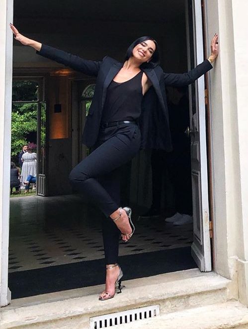  Dua Lipa looks classy in black suit as she poses for a snap