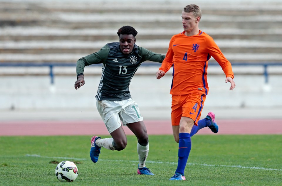  PSG have completed the free signing of Ajax youngster Mitchel Bakker