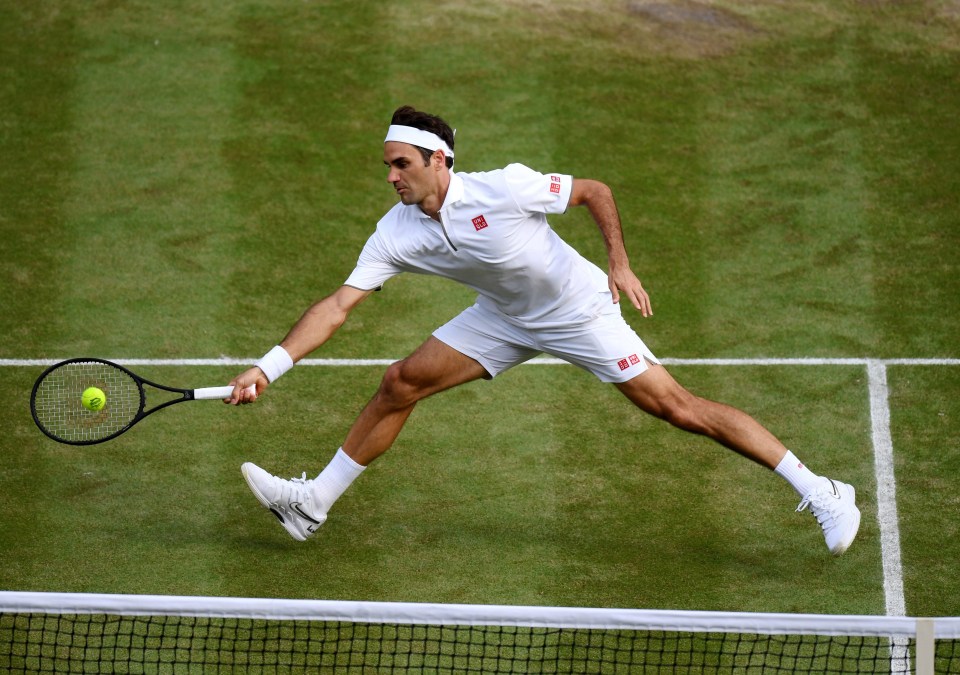 Federer approaches the net and wins the point against Nishikori 