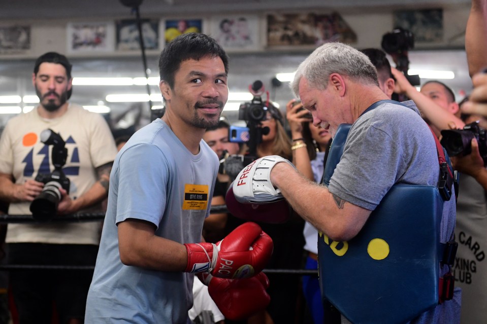 Roach trains Pacquiao in his Los Angeles Wildcard boxing gym