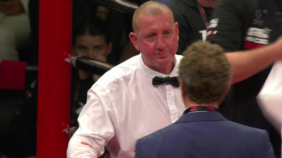 Referee Ingo Barrabas looked as confused as everybody else at the end of the ‘fight’