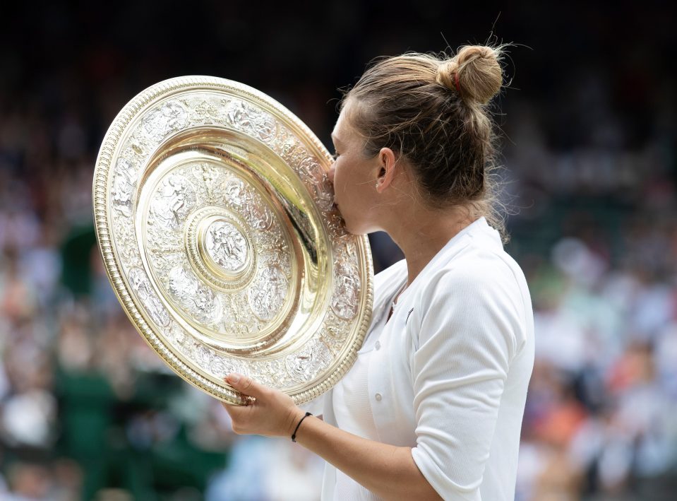  Halep kisses famous trophy after winning her first Wimbledon final