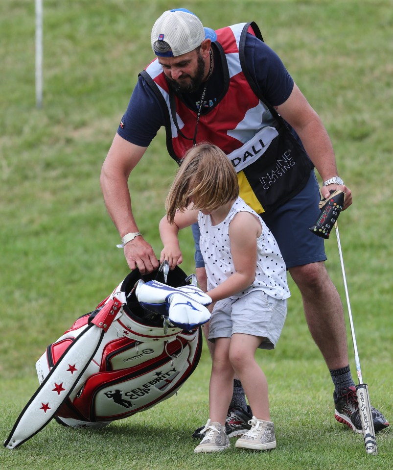 She also tried to help out a golf course attendant with her dad’s bag