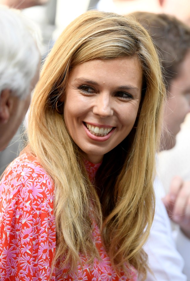  Carrie Symonds, Johnson's girlfriend, smiles as he talks outside No10