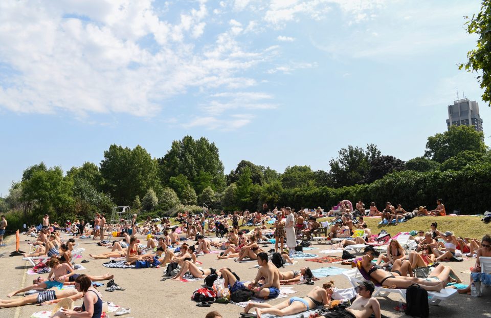  People attempt to cool off from the high temperatures in Hyde Park's Serpentine lake