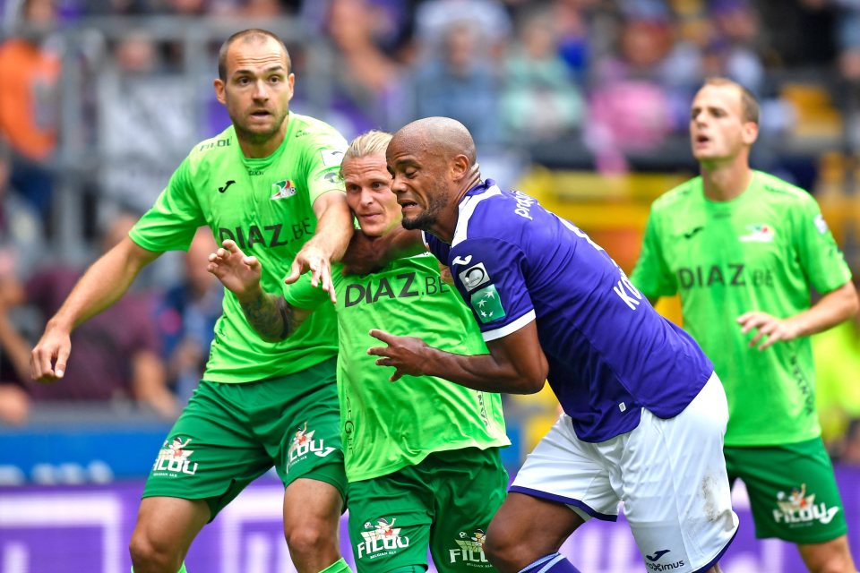  Vincent Kompany came close to scoring from a set piece towards the end of the match