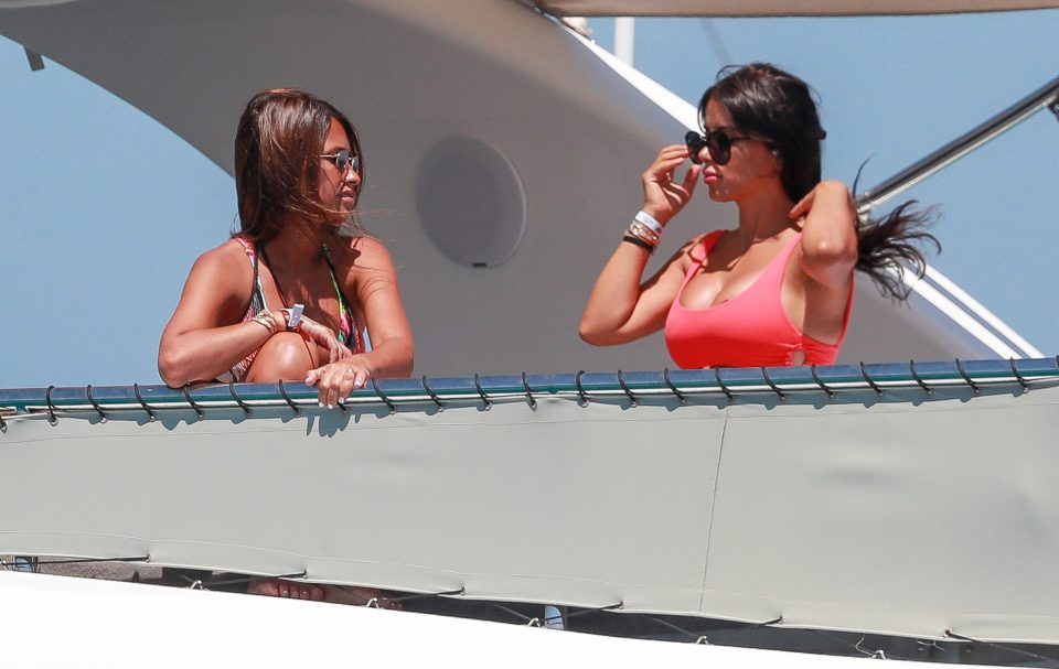  The view is perfect as Antonela Roccuzzo and Daniella Semaan take in the scenery