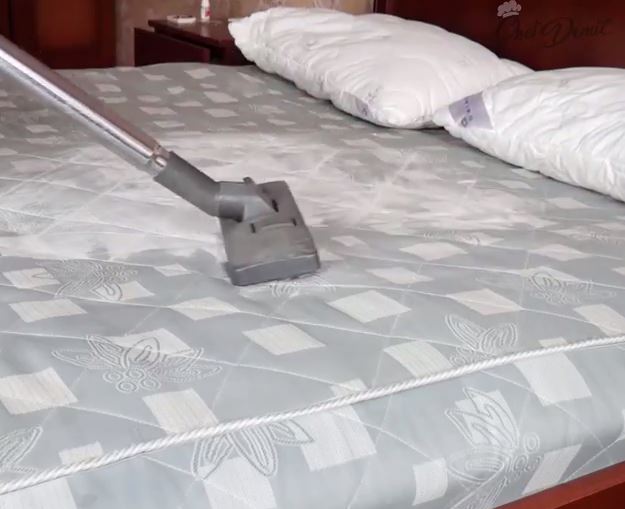  Hoover the mattress thoroughly to remove dirt and bacteria