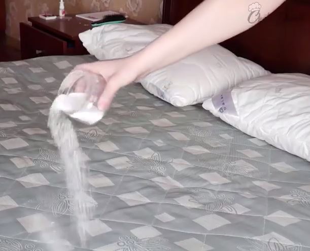  People are using baking soda to clean their dirty mattresses