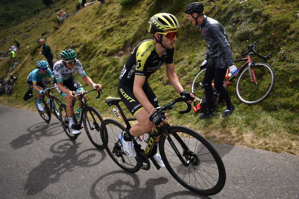  Simon Yates dragged is rivals over the final climb before a long descent and sprint