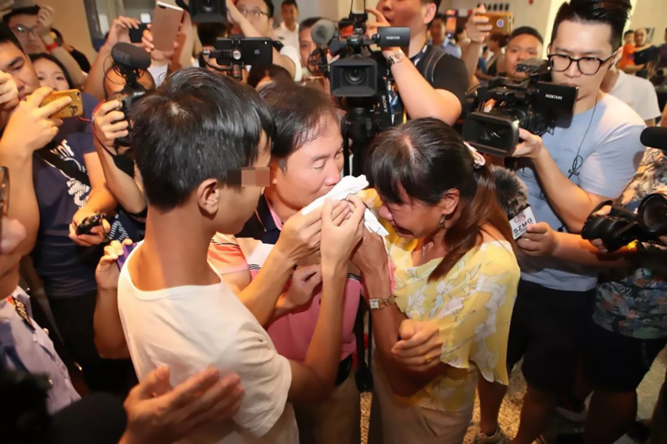  Yu Weifeng, left, is reunited with his family after so many years