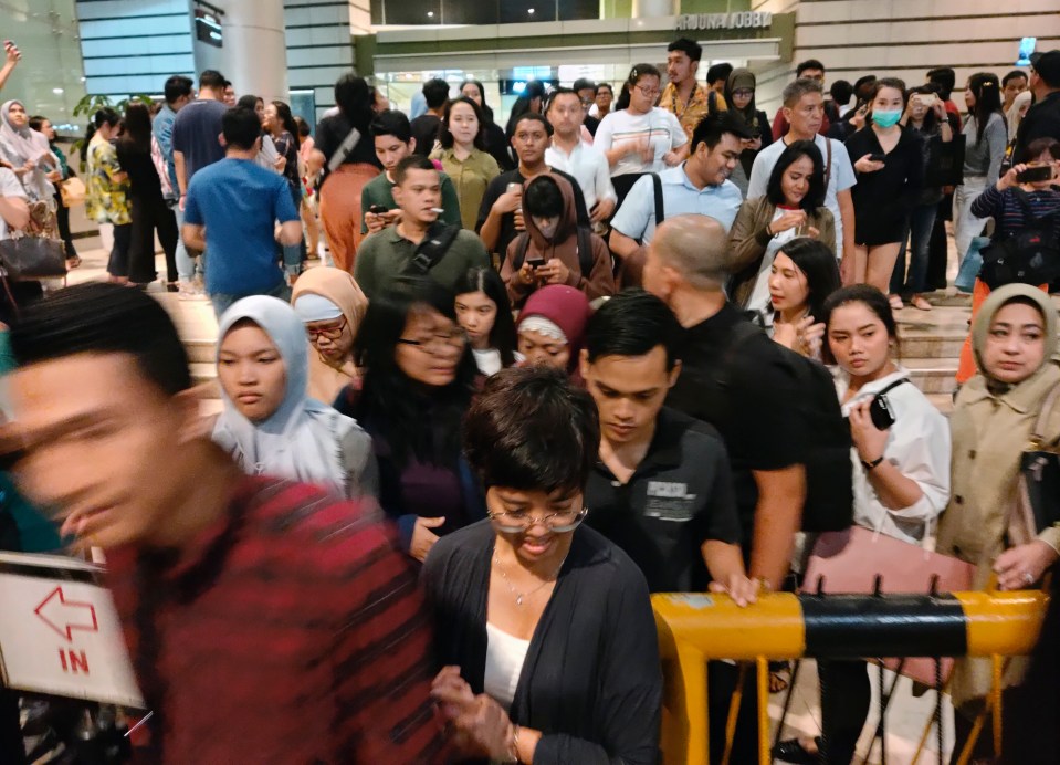  People leave a shopping mall following an earthquake in Jakarta, Indonesia, Friday, August 2