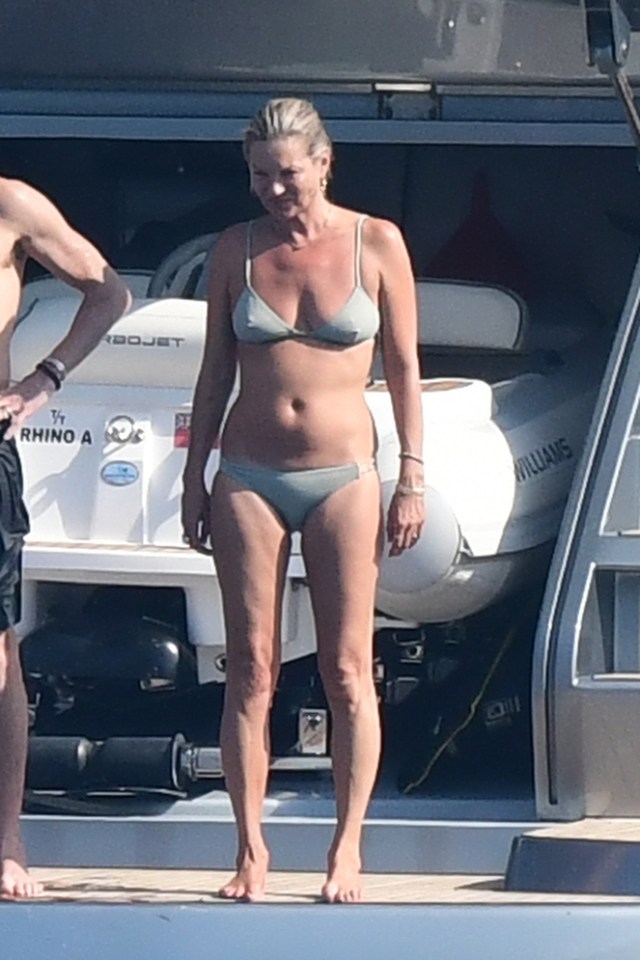  Kate Moss flaunted her great figure in a stylish grey bikini