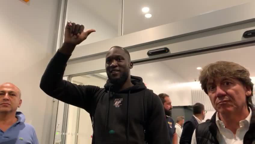  Romelu Lukaku gives the adoring Inter Milan fans a wave as he comes close to completing his move from Manchester United