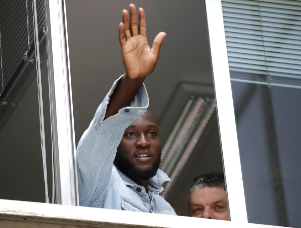  Romelu Lukaku waved to fans on his arrival in Milan to join Inter