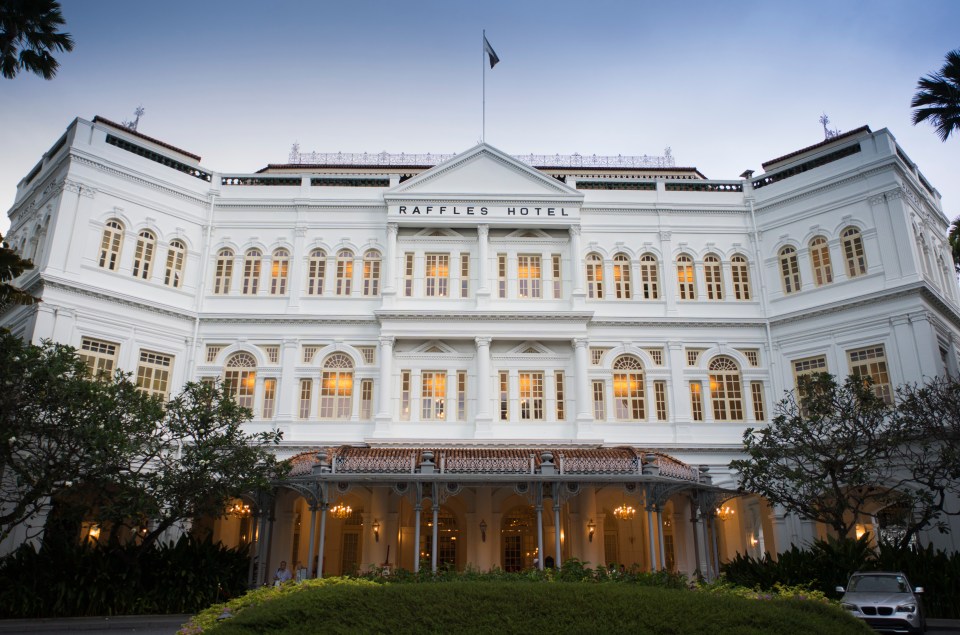  Start your trip with a Singapore Sling at Raffles Hotel’s famous Long Bar