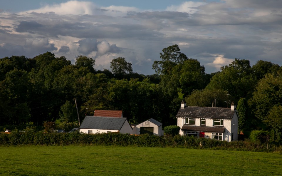  The border cut through the back of these two houses