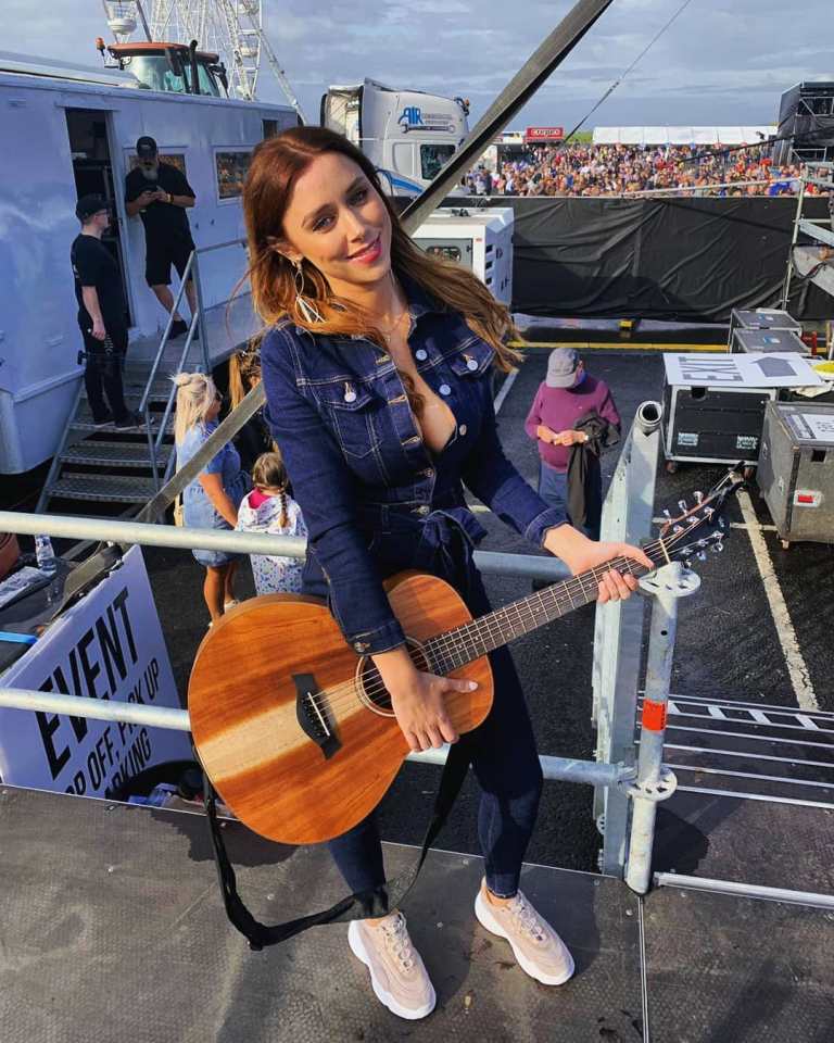  Una Healy took to the stage today in Northern Ireland