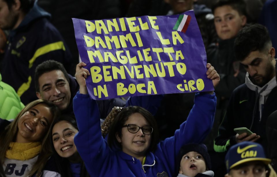  Fans welcome Di Rossi to the iconic Bombonera stadium