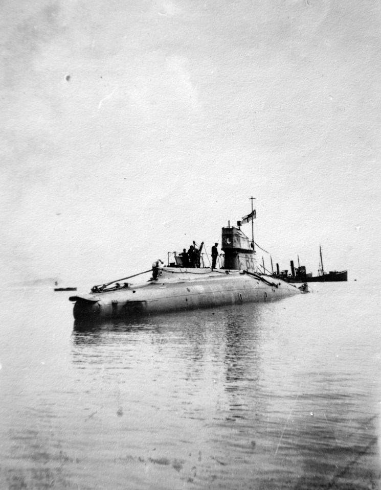  This image shows another B3 submarine near Burnt Island in the Firth of Forth