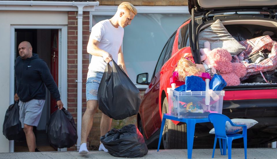  Kris was seen piling Katie's belongings into the back of his car