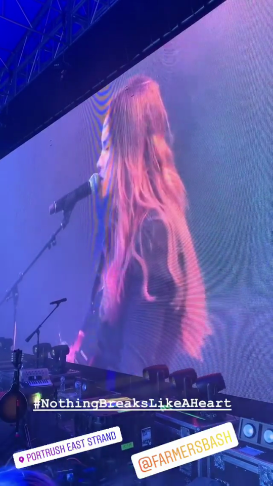  Una put on an emotional performance