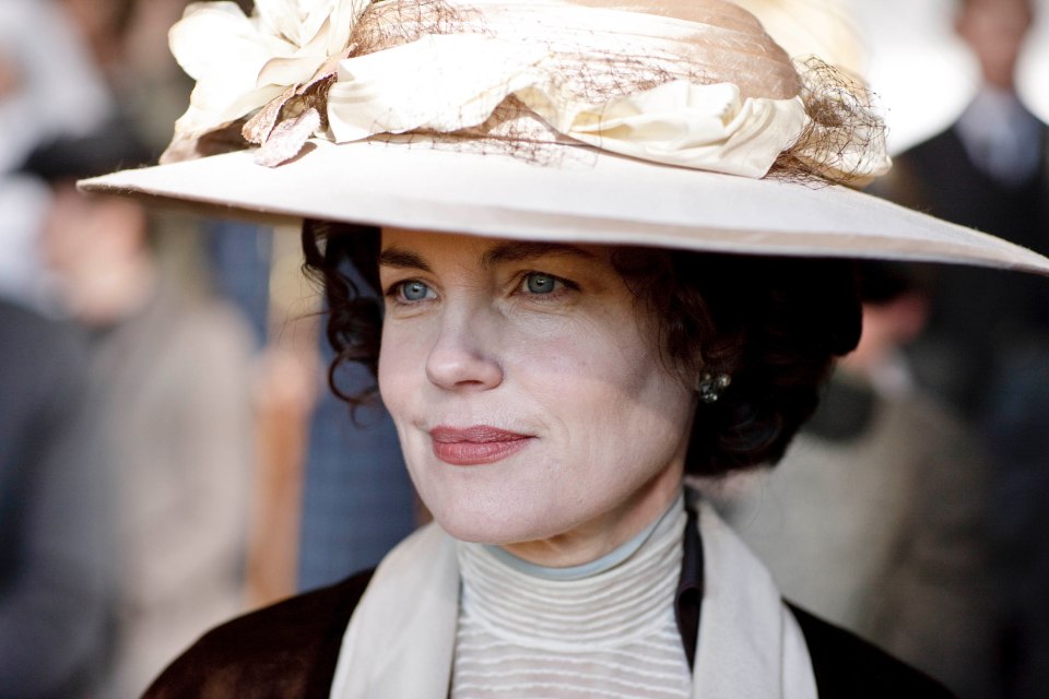  Elizabeth McGovern returns as Cora