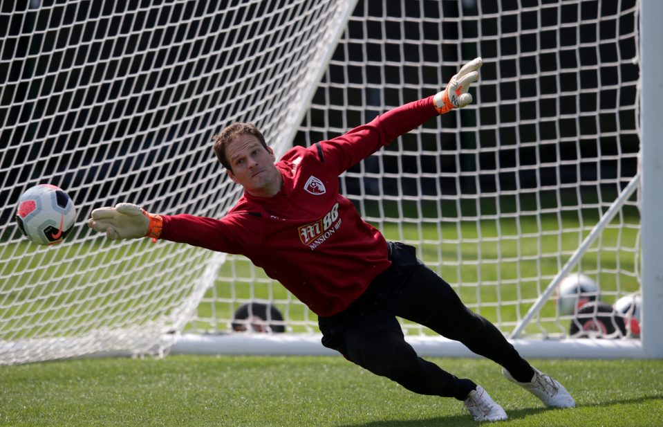  Bournemouth goalkeeper Asmir Begovic has joined Qarabag on loan until January