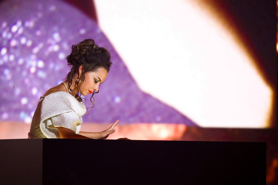  Ukrainian sand artist Kseniya Simonova went straight through to the final on Amanda Holdens golden buzzer