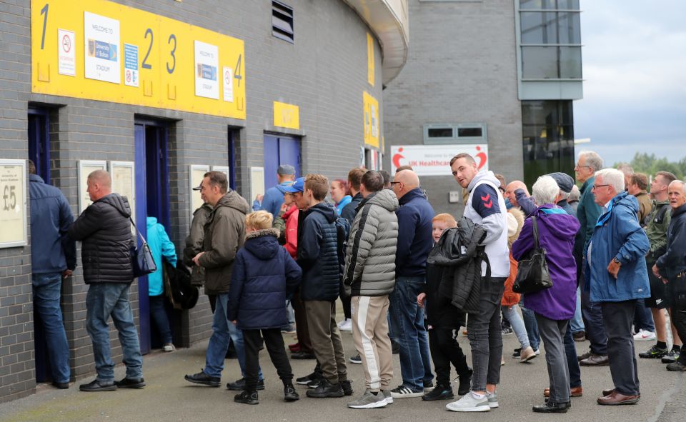  The referee agreed to delay kick-off by 10 minutes to allow fans to get in the ground and take their seat