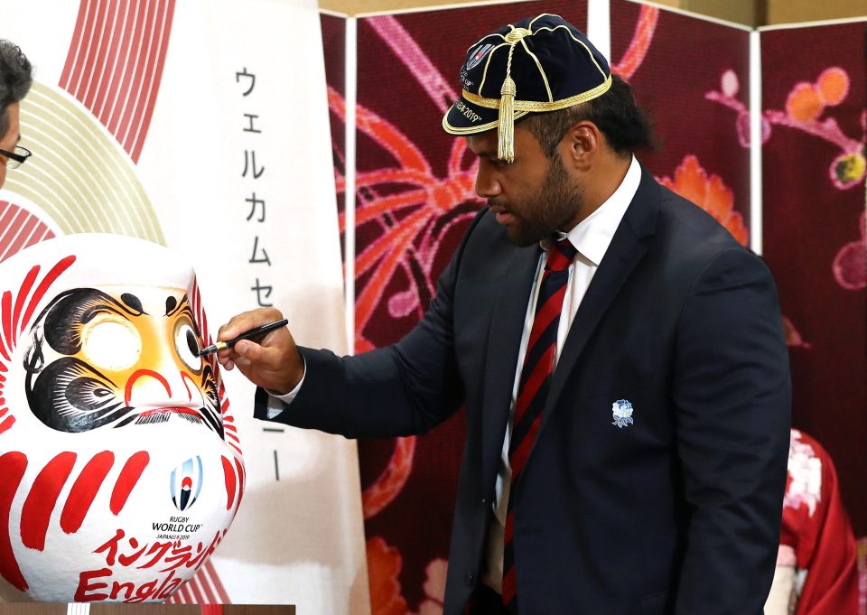  Billy Vunipola painted the eye of Japanese doll for good luck