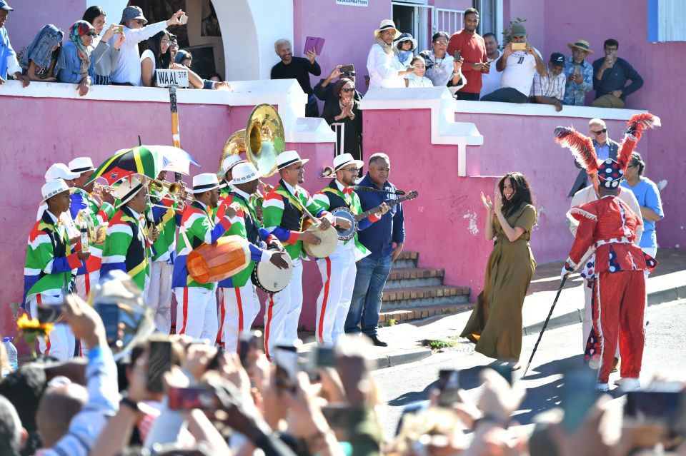  The duchess claps along to music performed outside the mosque