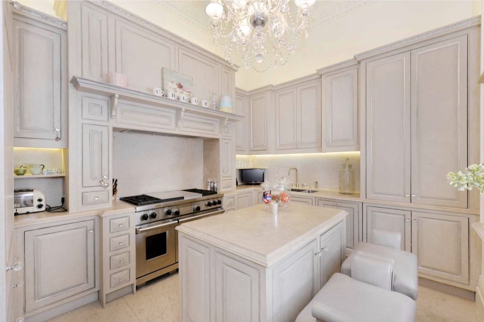  The all-white interior looked stunning in the kitchen