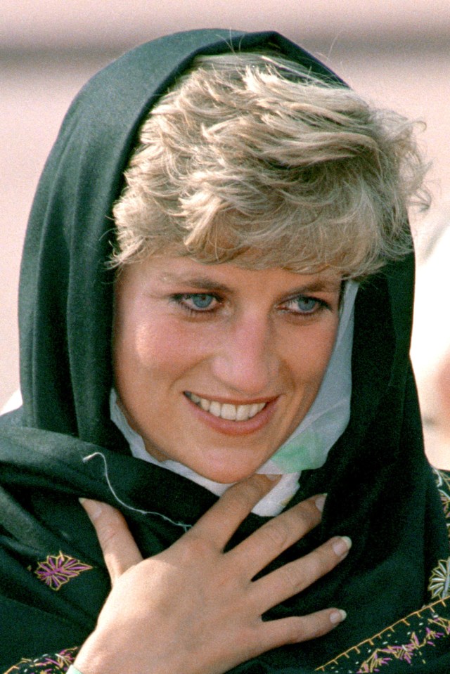 Diana wore a headscarf during a visit to the Badshahi Mosque in Lahore in 1991