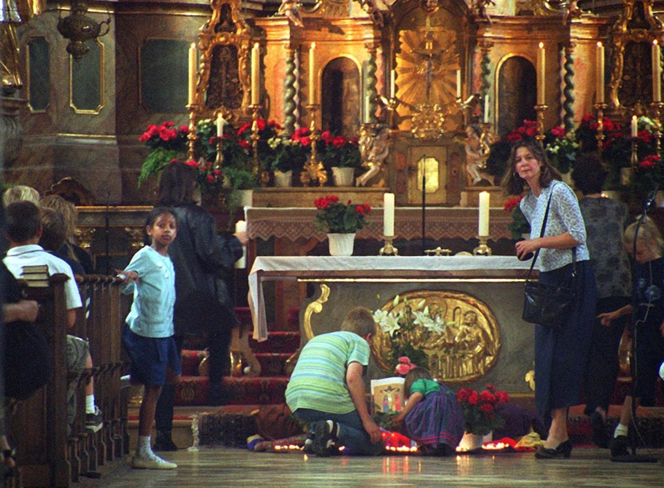  Children light candles in a church in Munich during a memorial service for their classmates Maximilian (10) and Katharina Eich (8) who died with their parents on the plane