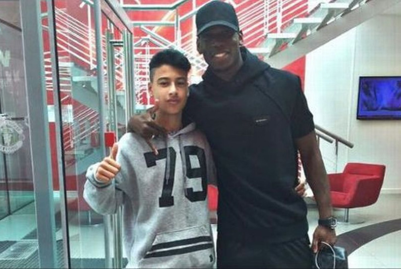  Martinelli poses with Pogba who he met on his trial at United