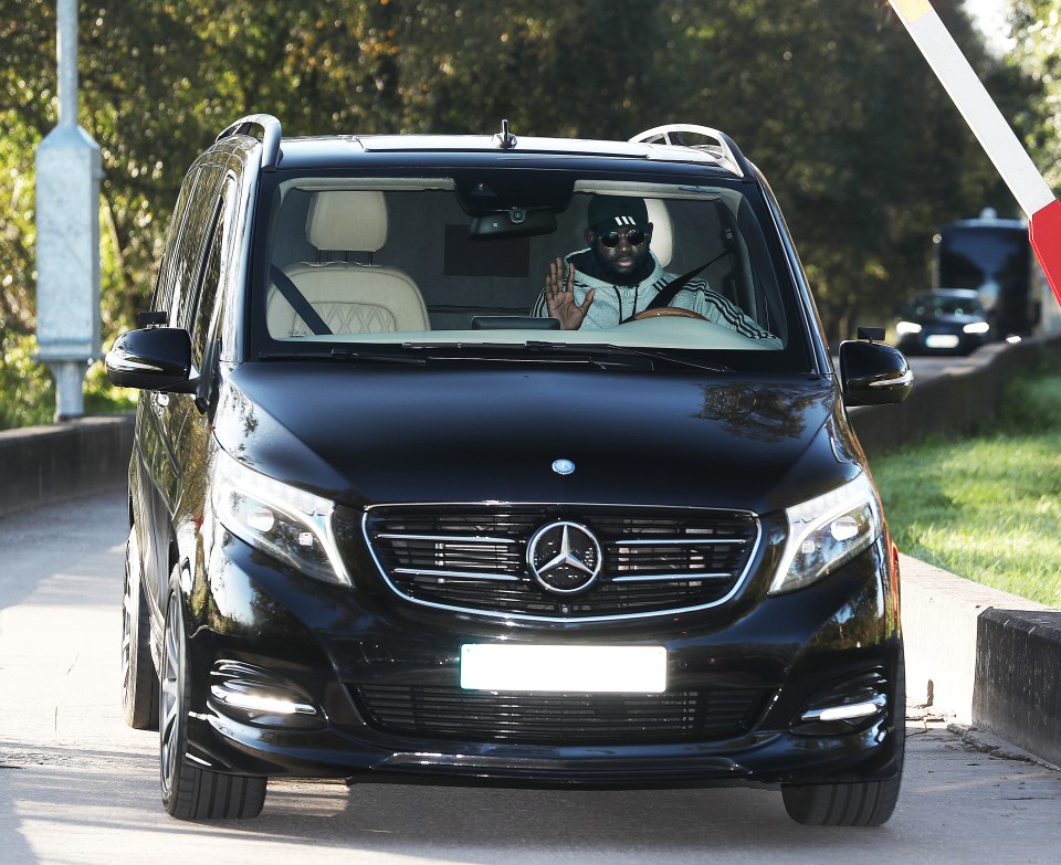  His bodyguard drove him into training this morning