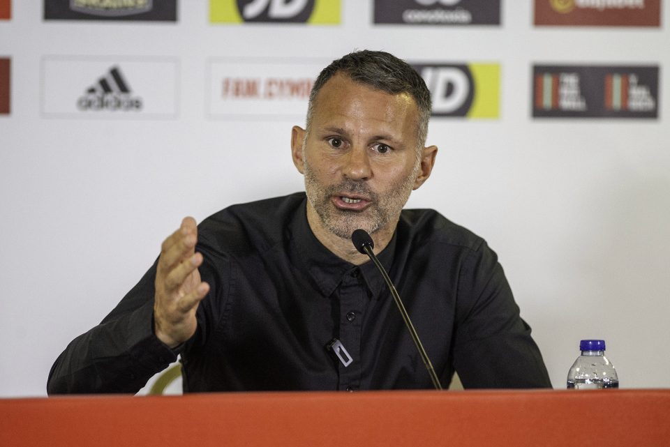  Ryan Giggs says Manchester United need to sign five more players to bring the glory days back to Old Trafford