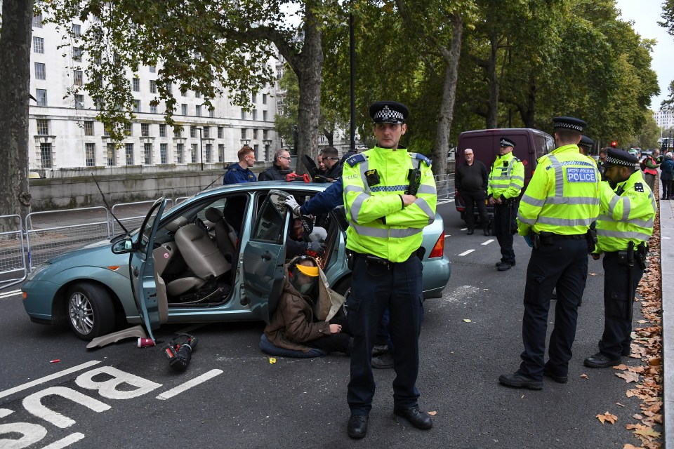  Police surround the eco-warrior who barricaded himself in a car in central London