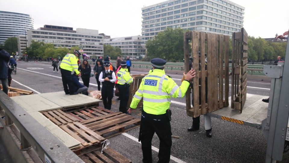  Police dismantle the Extinction Rebellion stage on Westminster Bridge